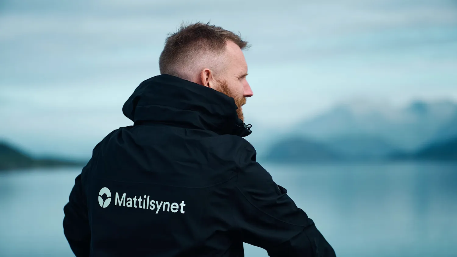 Viser person med jakke som har Mattilsynet logo på
